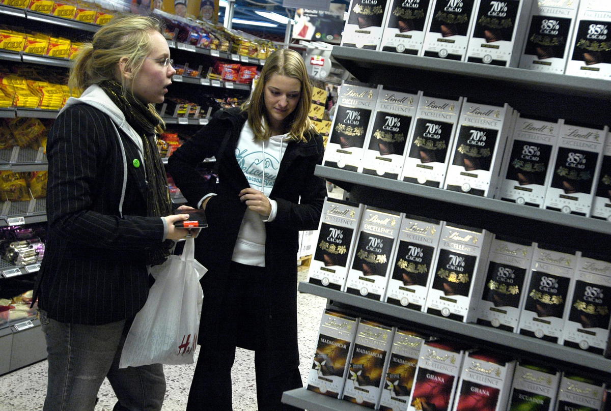 Kraftiga prishöjningar bidrar till att lyfta chokladbjässens försäljning. Arkivbild