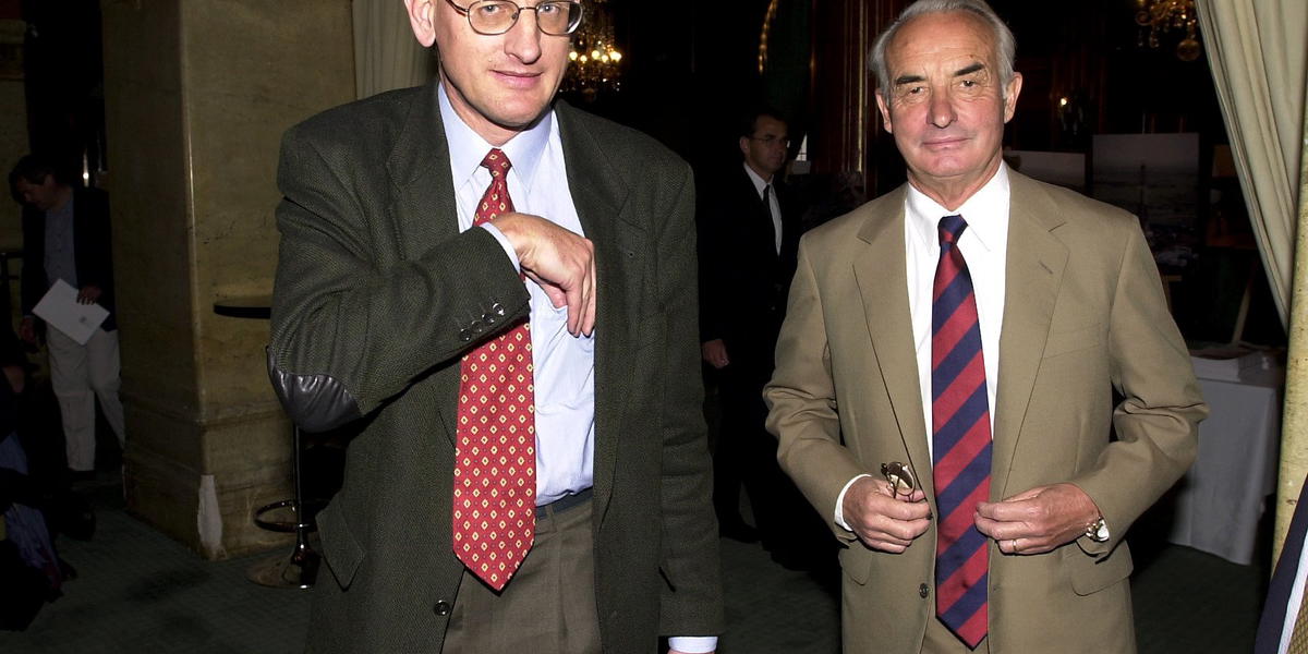 Lundin Oils grundare Adolf Lundin och Carl Bildt, tidigare statsminister och då styrelseledamot i bolaget, på väg in till bolagsstämma på Grand Hotel i Stockholm i maj 2001. 