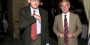 Lundin Oils grundare Adolf Lundin och Carl Bildt, tidigare statsminister och då styrelseledamot i bolaget, på väg in till bolagsstämma på Grand Hotel i Stockholm i maj 2001.