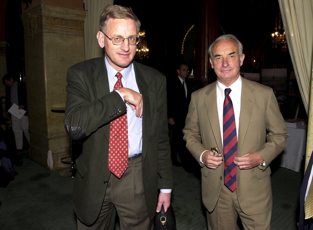 Lundin Oils grundare Adolf Lundin och Carl Bildt, tidigare statsminister och då styrelseledamot i bolaget, på väg in till bolagsstämma på Grand Hotel i Stockholm i maj 2001. 