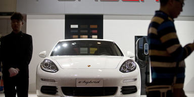 Motvind för Porsche på många fronter. Arkivbild