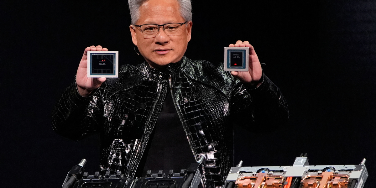Nvidias vd Jensen Huang visar upp företagets nya produkter på en presskonferens inför techmässan CES i Las Vegas tidigare i januari.