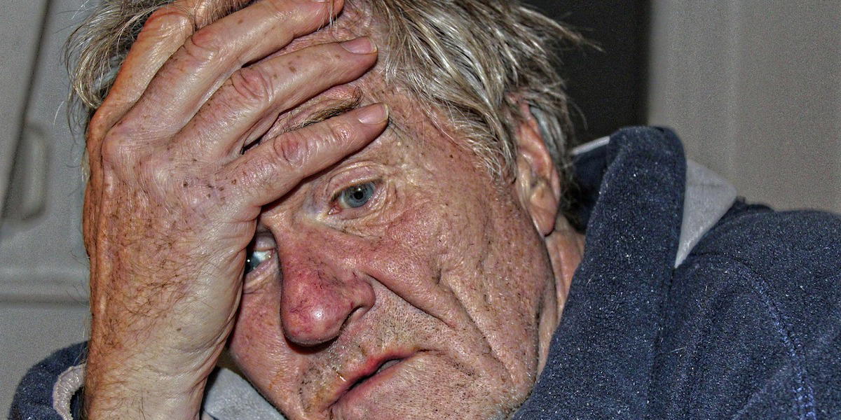 En bekymrad man. En ny studie visar att en enda gen ligger bakom de flesta fallen av Alzheimers sjukdom och även många av fallen av annan demens