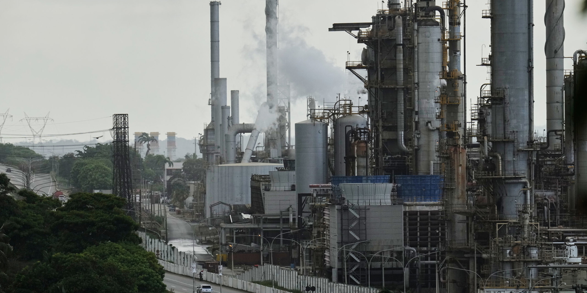 Oljeraffinaderiet El Palito i Puerto Cabello i norra Venezuela. Bild från den 21 december.