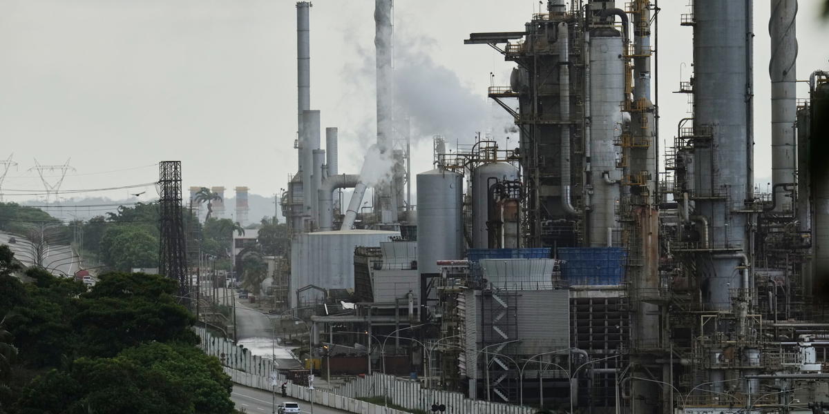 Oljeraffinaderiet El Palito i Puerto Cabello i norra Venezuela. Bild från den 21 december.