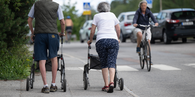pensionär med rullator