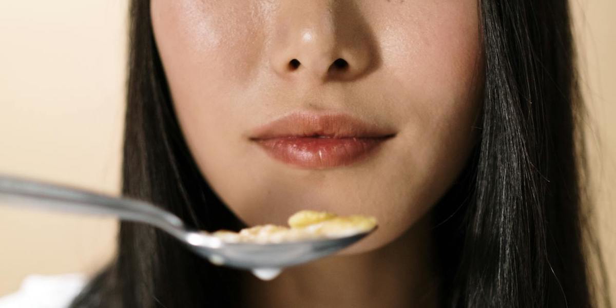 En kvinna äter. I en studie har forskare sett att nivåerna av det onda kolesterolet kan sänkas genom att nästan uteslutande äta ett enda livsmedel under två dagar