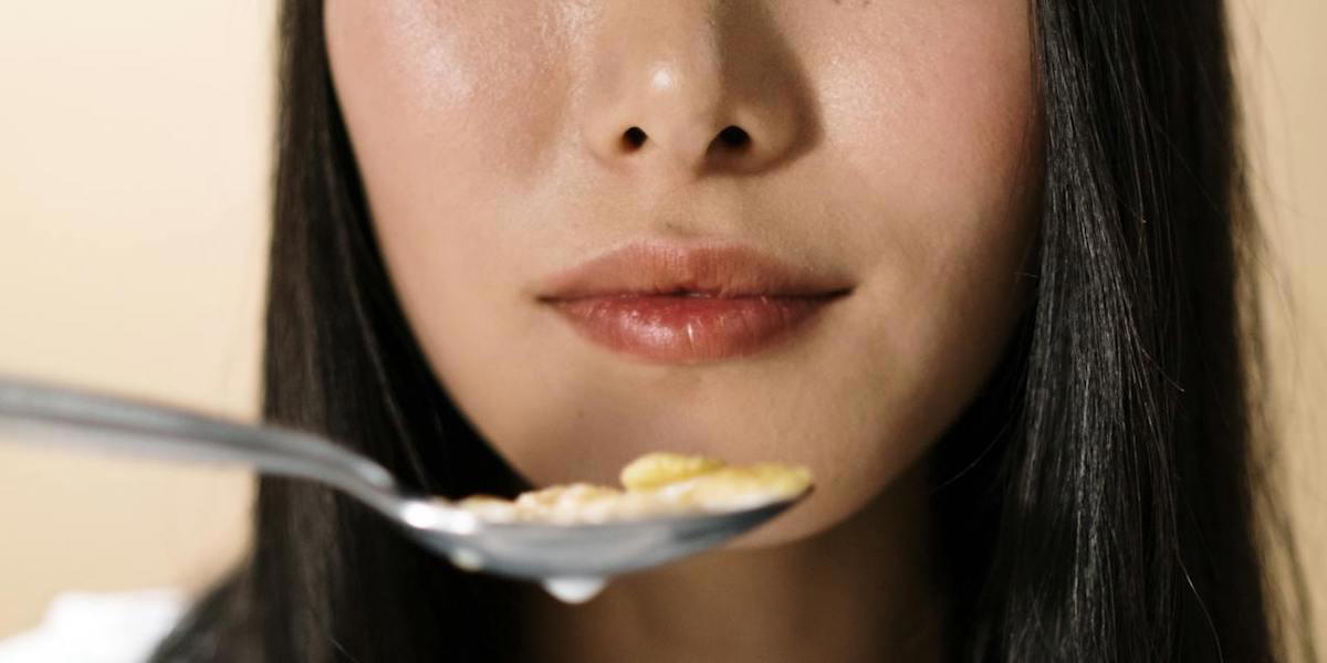 En kvinna äter. I en studie har forskare sett att nivåerna av det onda kolesterolet kan sänkas genom att nästan uteslutande äta ett enda livsmedel under två dagar