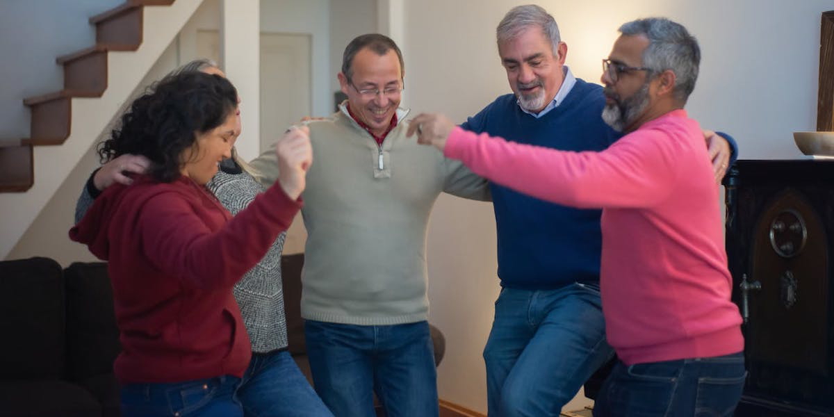 En grupp människopr dansar tillsammans. Det finns mycket forskning som visar att det är viktigt att vara med andra människor för att vi ska må bra, det kan även påverka vår överlevnad efter svåra sjukdomar.