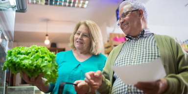 Ett par handlar mat. Det finns sex livsstilsförändringar du kan göra för att påverka din hjärnas hälsa och minska risken att drabbas av demens.