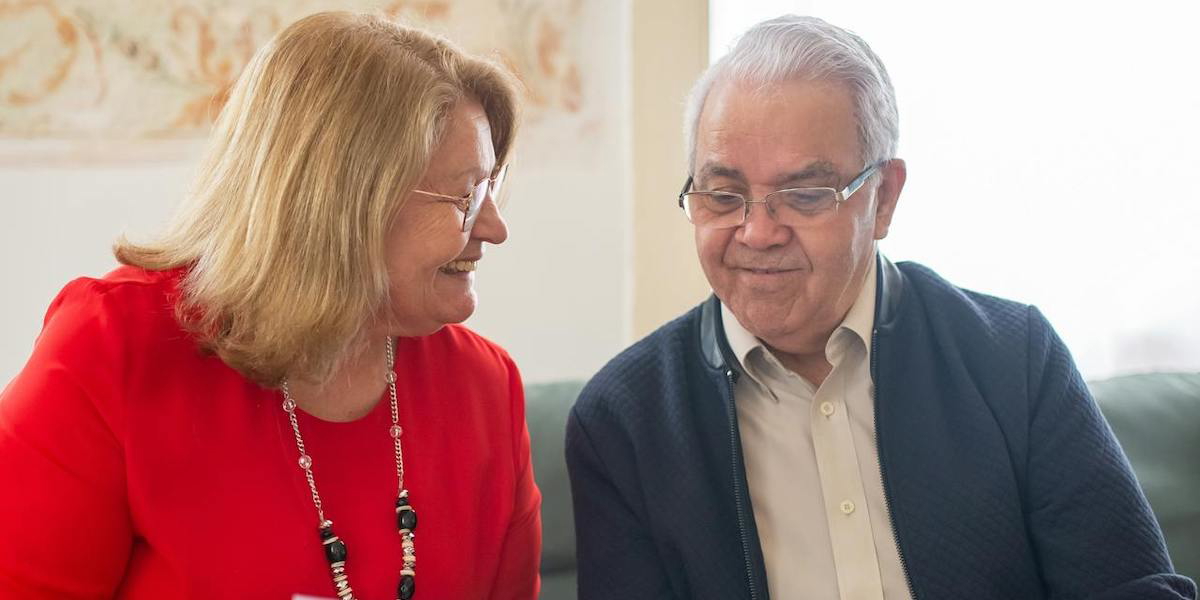 En kvinna och en man. En kvinna som är sambo undrar om särkullbarns rätt att ärva och får rådet att gå till en sakkunnig familjerättsjurist