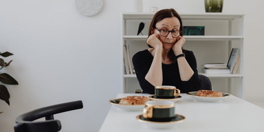 En kvinna känner der leden ut. En kvinna som inte längre känner glädje för sådant som brukade glädja henne tycker att livet är trist och undrar om det ska vara så efter 60. Kvinnan på bilden har ingenting med texten att göra.