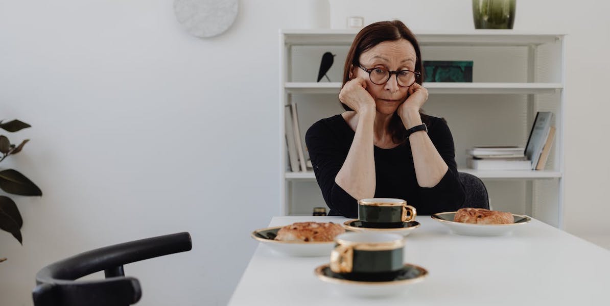 En kvinna känner der leden ut. En kvinna som inte längre känner glädje för sådant som brukade glädja henne tycker att livet är trist och undrar om det ska vara så efter 60. Kvinnan på bilden har ingenting med texten att göra.