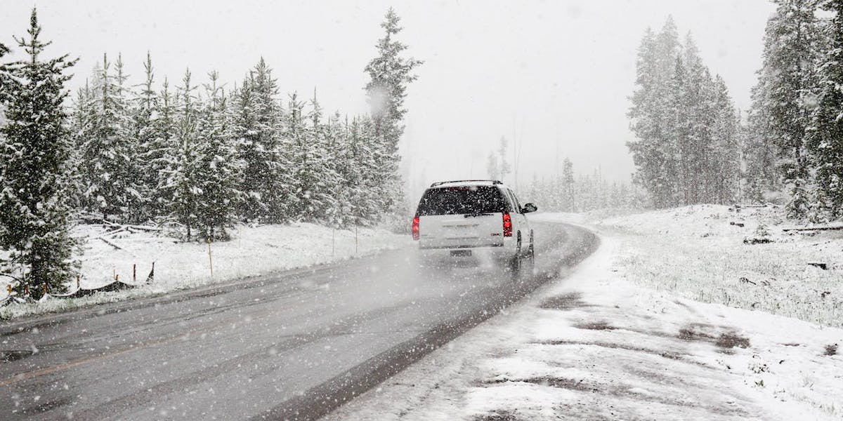 En bil åker på en snöig väg. Enligt Synbesiktningen är det mängder av svenskar som kör runt på vägarna utan att klara Transportstyrelsens synkrav för körkort.