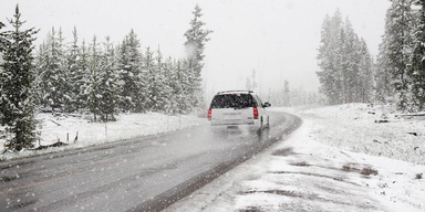 En bil åker på en snöig väg. Enligt Synbesiktningen är det mängder av svenskar som kör runt på vägarna utan att klara Transportstyrelsens synkrav för körkort.