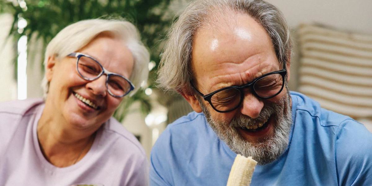 Två glada pensionärer. Snart kommer en fritidsgård för ungdomar även hålla öppet för 65-plussare. (Foto: T Leish/Pexels)