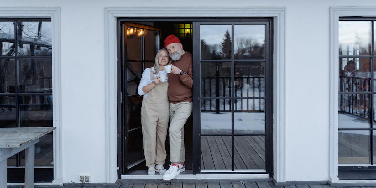 Ett par står i sitt hur. Än så länge är Sveriges pensionssystem stabilt och det är konstruerat för att klara demografiska förändringar, men hur blir det när färre barn föds och vi lever allt längre?