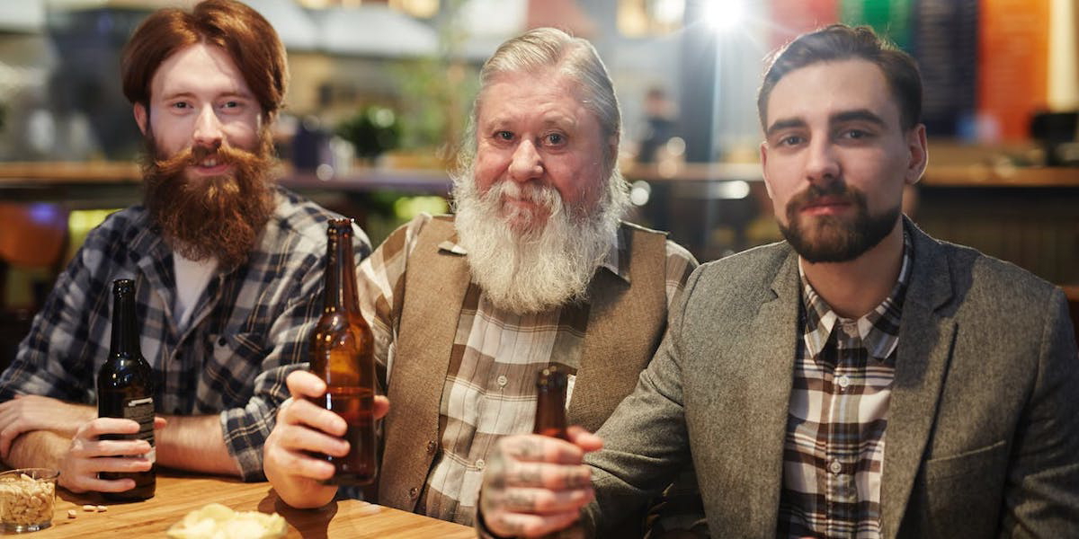 Tre män dricker öl. Alkohol är en viktig orsak till skador världen över och bidrar avsevärt till dödligheten i Europa, som globalt sett har de högsta nivåerna av alkoholkonsumtion och män löper störst risk att dö av alkoholrelaterade orsaker.