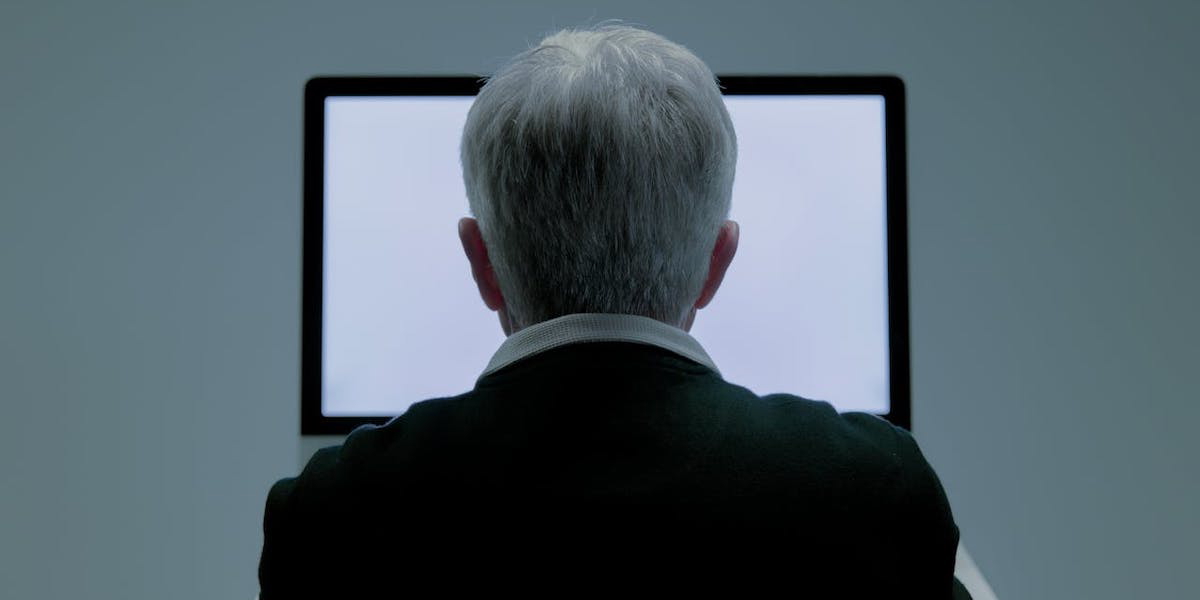 En äldre man framför en datorskärm. Åklagare har väckt åtal mot fem personer för grova bedrägerier genom grova dataintrång mot äldre personer. (Foto: Ron Lach/Pexels)