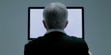 En äldre man framför en datorskärm. Åklagare har väckt åtal mot fem personer för grova bedrägerier genom grova dataintrång mot äldre personer. (Foto: Ron Lach/Pexels)