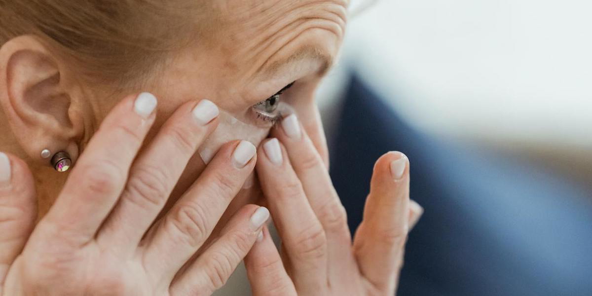 En kvinna undersöker rynkor under ögonen. Om vi, i stället för att oroa oss för rynkor, krämpor och andra ålderstecken, ändrar vår uppfattning om åldrande skulle vi kunna öka vårt välbefinnande, det menar en psykolog.