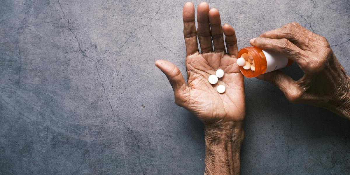 En hand med piller. Nu finns GLP-1-läkemedlet Wegovy för viktmisnkning som piller, men än så länge bara i USA, ansökan om godkännande i Europa är dock inlämnad. Pillret är enligt tillverkaren Novo Nordisk lika effektivt som injektionen