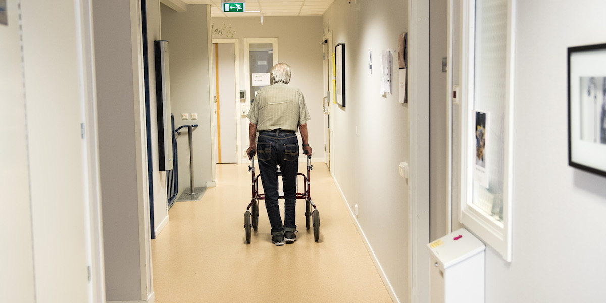 Man med rullator på ett äldreboende. En granskning visar att flera kommuner har betalat miljontals kronor till konsultbolag som ska hjälpa dem spara in på äldreomsorgen och lösningarna är ofta desamma.