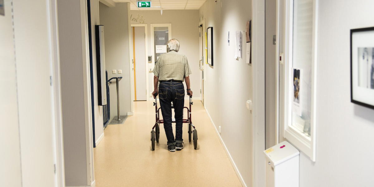 Man med rullator på ett äldreboende. En granskning visar att flera kommuner har betalat miljontals kronor till konsultbolag som ska hjälpa dem spara in på äldreomsorgen och lösningarna är ofta desamma.