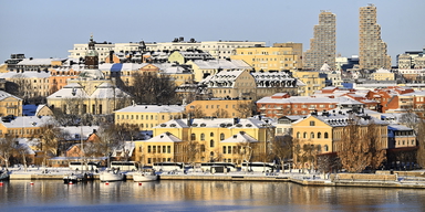 På bilden. Kungsholmen, med Norr Mälarstrand i förgrunden. En mäklare påstod att en lägenhet på Kungsholmen i Stockholm var svårsåld så han kunde sälja den till underpris till sin bror.