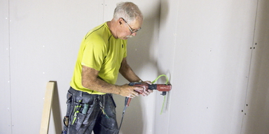 En jobbonär som jobbar som snickare