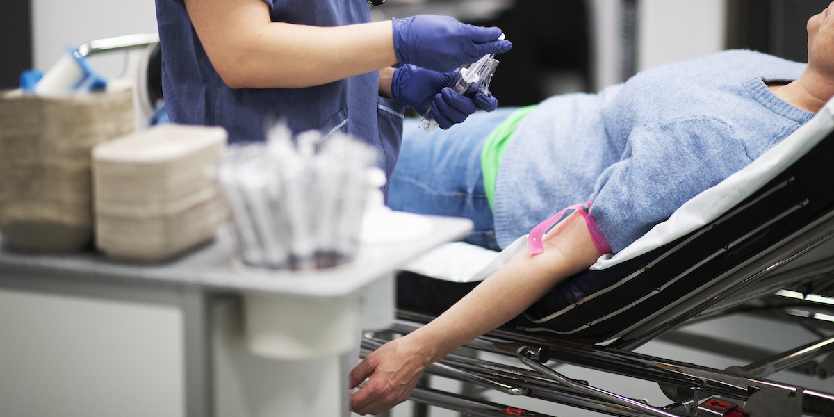 Sjuksköterska förbereder för att ta blodprov på patient. Ett kostnadseffektivt, lättillgängligt och ofarligt blodprov kan enligt en ny studie upptäcka Parkinsons sjukdom åratal innan sjukdomen skadat hjärnan och visar symtom.