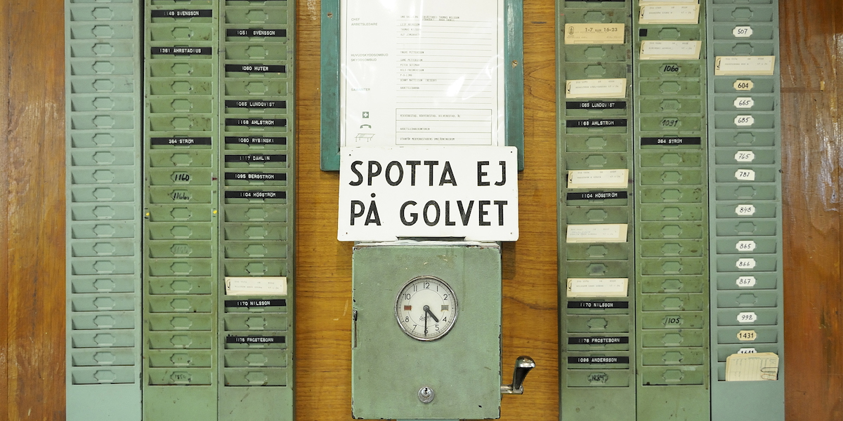 En gammal stämpelklocka på Holmens Bruk. I dag använder många företag fortfarande stämpelklocka för att registrera arbetstid och på så vis förenkla sin löneutbetalning, i dagens digitala värld har dock stämpelklockan förändrats och medarbetare kan ofta stämpla in digitalt.