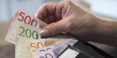 En hand tar sedlar ur en plånbok. Enligt en finansrådgivare finns det sex olika ekonomiska personligheter som hanterar pengar på olika sätt, hon kallar dem för pengapersonligheter.