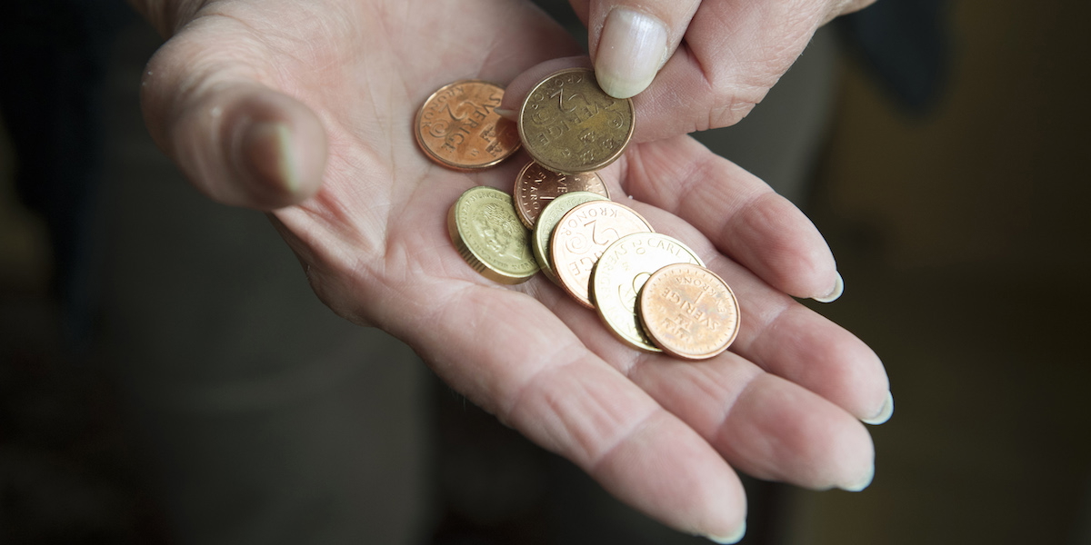 Några mynt i en hand. Pensionärer är besvikna på sina pensionshöjningar, för en del handlar höjningen av pensionen om struntsummor