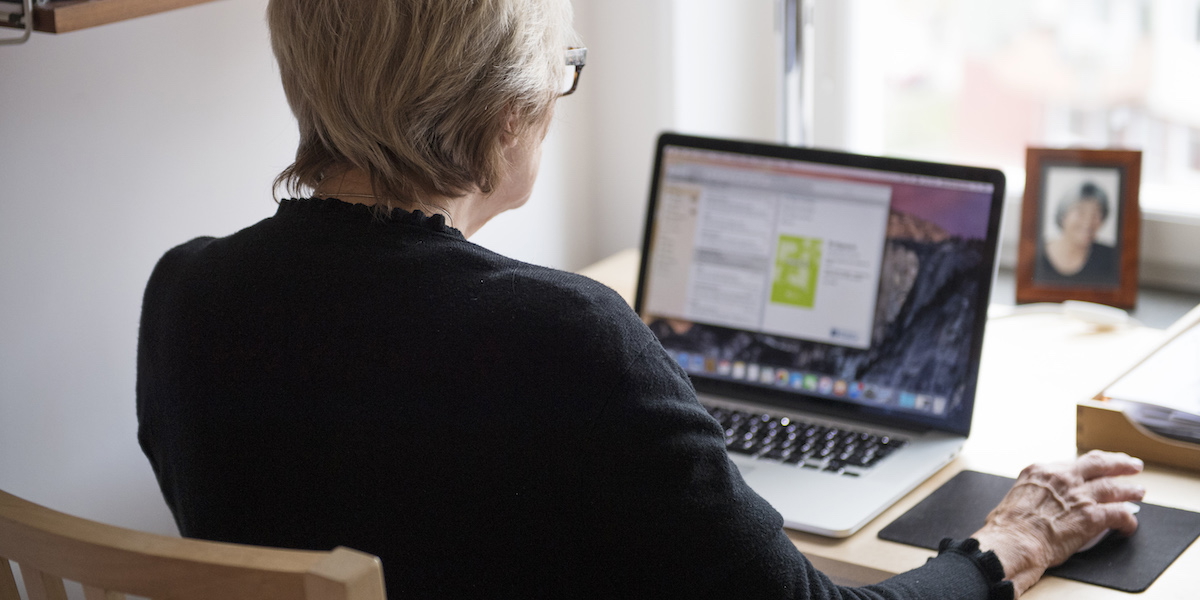 Pensionär sitter vid bärbar dator. Vet du inte om du har rätt till bostadstillägg kan du gå in på Pensionsmyndighetens webbplats och räkna ut om du kan få det.