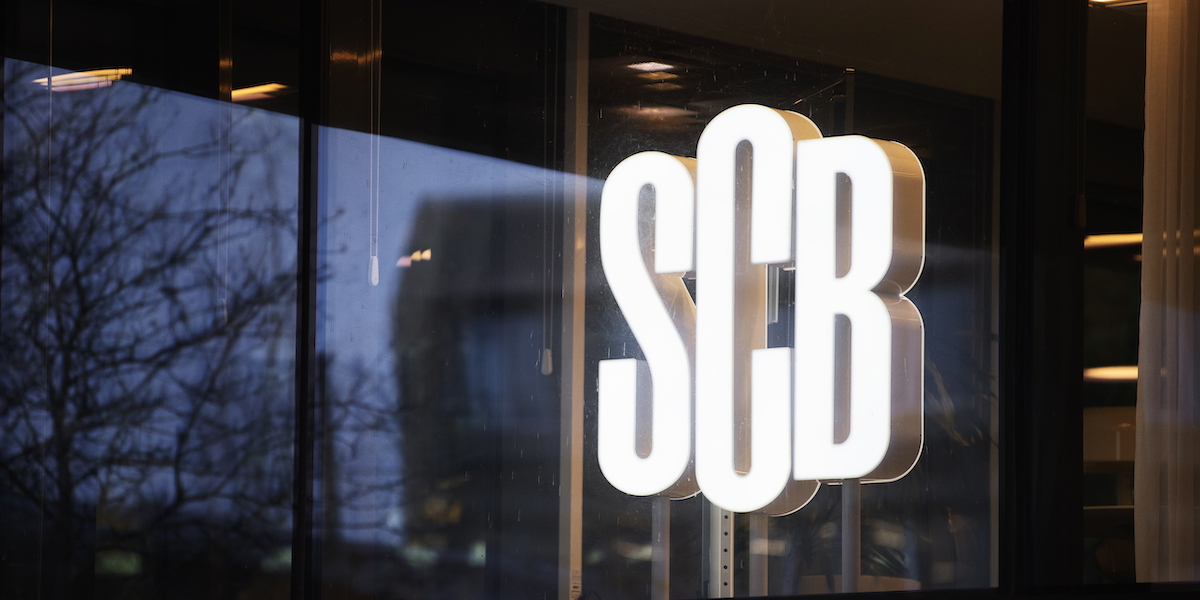 Statistiska Centralbyråns logga vid deras huvudkontor i Solna Strand. SCB:s BNP-indikator visar att Sveriges BNP steg i november, både jämfört med oktober och jämfört med motsvarande månad året innan.