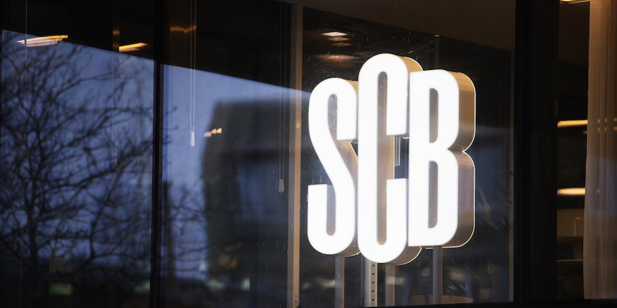 Statistiska Centralbyråns logga vid deras huvudkontor i Solna Strand. SCB:s BNP-indikator visar att Sveriges BNP steg i november, både jämfört med oktober och jämfört med motsvarande månad året innan.