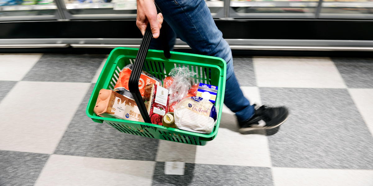 Man handlar i matbutik.