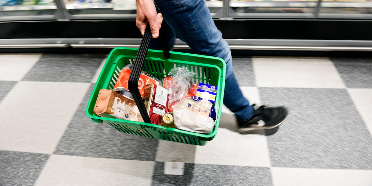 Man handlar i matbutik.