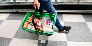 Man handlar i matbutik.