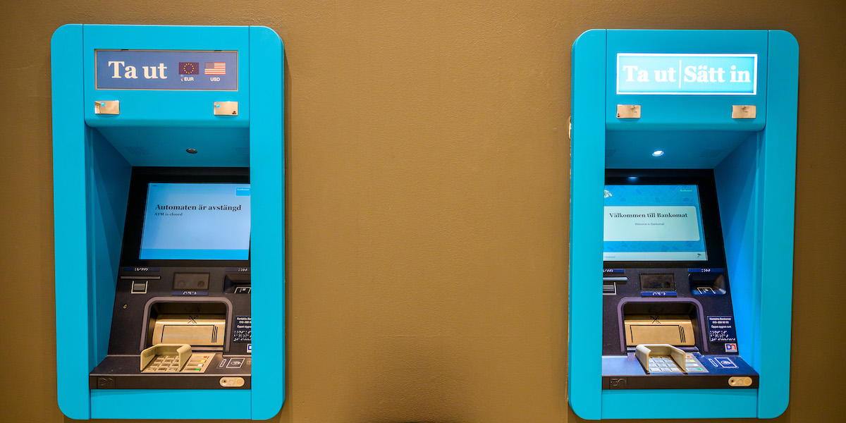 Bankomat där man kan ta ut pengar, göra kontantutdrag. Visst kan det vara bra att ha sina buffertpengar på ett vanligt konto utan bindningstid så att det är lätt kan ta ut dem om du plötsligt får oväntade utgifter, men välj då gärna ett konto med bra ränta och kolla vilka villkor som gäller för kontot.