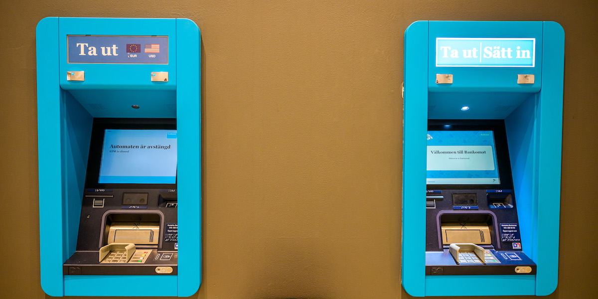 Bankomat där man kan ta ut pengar, göra kontantutdrag. Visst kan det vara bra att ha sina buffertpengar på ett vanligt konto utan bindningstid så att det är lätt kan ta ut dem om du plötsligt får oväntade utgifter, men välj då gärna ett konto med bra ränta och kolla vilka villkor som gäller för kontot.