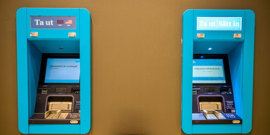 Bankomat där man kan ta ut pengar, göra kontantutdrag. Visst kan det vara bra att ha sina buffertpengar på ett vanligt konto utan bindningstid så att det är lätt kan ta ut dem om du plötsligt får oväntade utgifter, men välj då gärna ett konto med bra ränta och kolla vilka villkor som gäller för kontot.