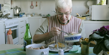 Pensionär äter mat i ett kök. Kostråd ska vara så aktuella som möjligt och matcha den senaste forskningen, nu har Livsmedelsverket tagit fram förslag till uppdaterade kostråd för 65-plussare