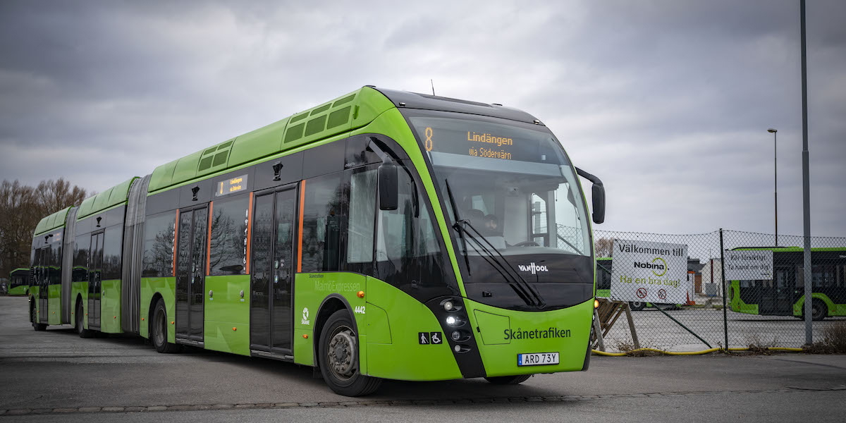 En dubbelledad så kallad superbuss på väg ut från på Nobinas bussdepå på Kirseberg i Malmö i februari 2025. Sedan årsskiftet får 70-plussare Malmö åka gratis dygnet runt med en seniorbiljett som skickas ut automatiskt.