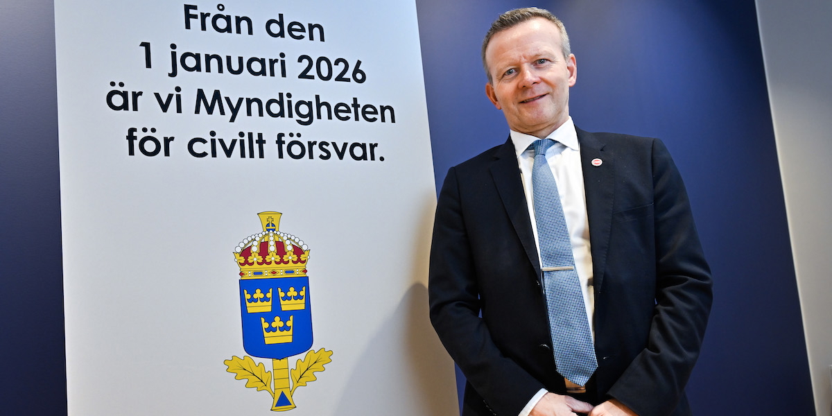 Generaldirektören Mikael Frisell inför att Myndigheten för samhällsskydd och beredskap, MSB, byter namn till Myndigheten för civilt försvar, MCF, från och med den 1 januari 2026. Enligt MCF är många av dem som nu kallas in till vidareutbildning för civilplikt i 50-årsåldern och äldre