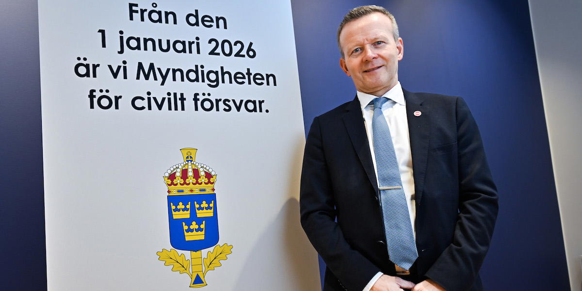 Generaldirektören Mikael Frisell inför att Myndigheten för samhällsskydd och beredskap, MSB, byter namn till Myndigheten för civilt försvar, MCF, från och med den 1 januari 2026. Enligt MCF är många av dem som nu kallas in till vidareutbildning för civilplikt i 50-årsåldern och äldre