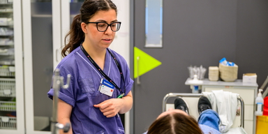 En sjukkköterska pratar med patient på Danderyds sjukhus. Sjuksköterska är ett yrke som länge definierat medelklass, men här har styrningen över jobbet ökat och gjort att makten över vardagen har minskat, något som framöver kan påverka hela ekonomin.