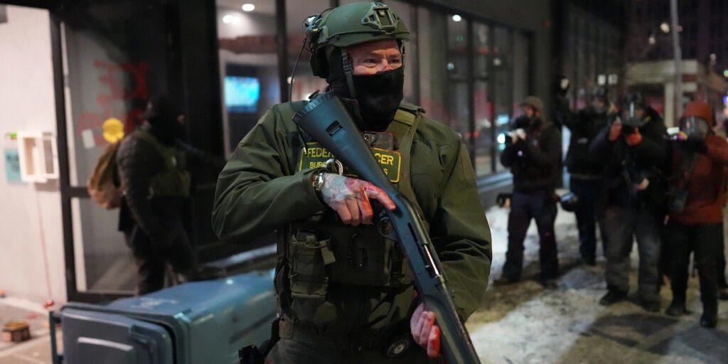 En ICE-agent i Minnepolis. I helgen sköts ytterligare en civil person ihjäl under en demonstration mot USA:s nationella immigrationsoperation.