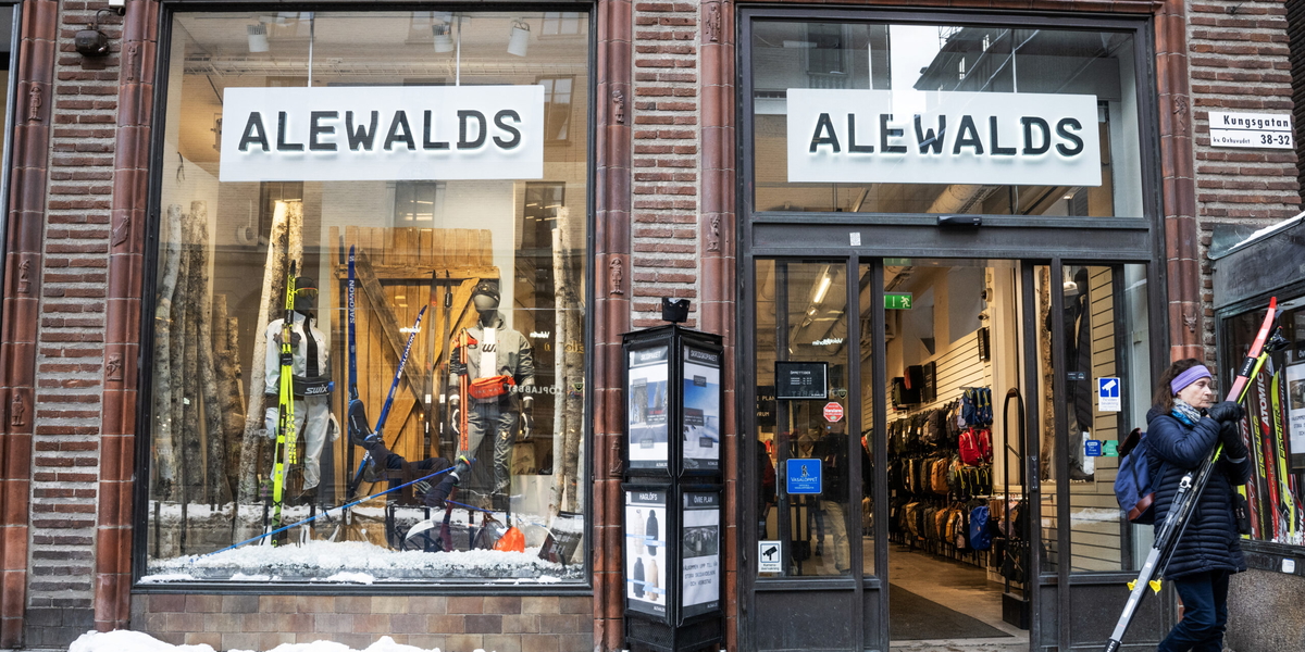 Skidor och vinterkläder går åt i och med att hela landet nu är snötäckt.